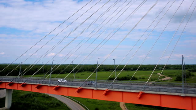 Aerial-Shot-Autos-fahren-auf-der-Brücke-über-den-Fluss