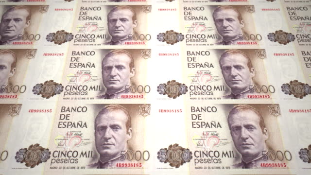 Banknoten-von-fünftausend-spanischen-Peseten-der-Bank-von-Spanien-rollen-auf-dem-Bildschirm,-Münzen-der-Welt,-Bargeld,-Schleife
