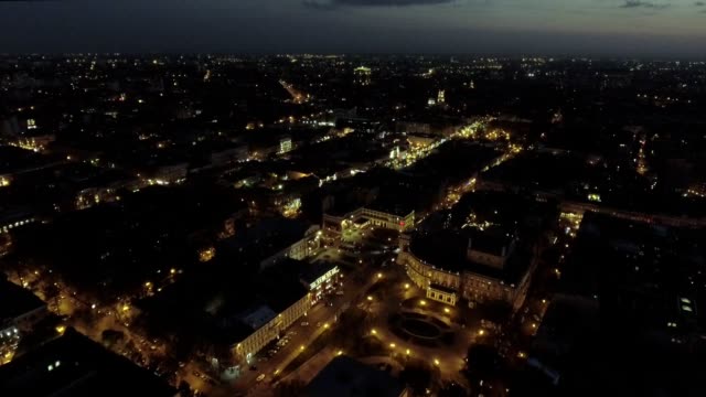 centro-de-Odessa-en-la-calle-Deribasovskaya-por-la-noche.-Vista-aérea