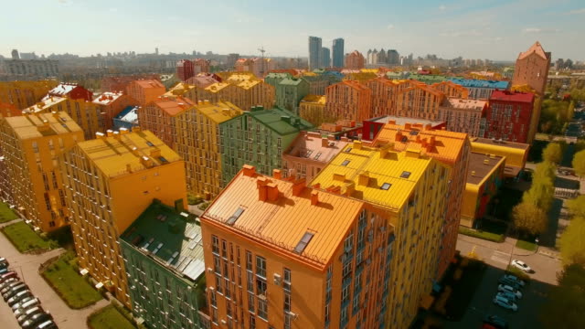 Volar-sobre-edificios-coloridos-cómodos-acogedoras-en-una-ciudad-europea-4K-UHD-antena