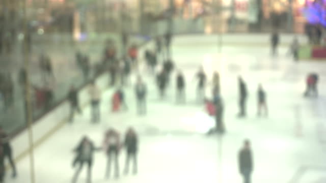 Hintergrund-mit-Menschen-Skate-auf-dem-Eis-in-der-mall