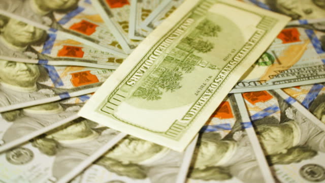 Dollar,-amerikanischen-Banknoten-Wert-100-drehen.-Nahaufnahme-von-Banknoten