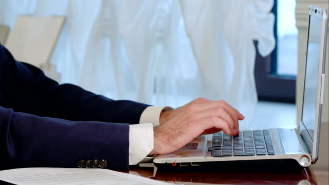 Businessman-is-typing-on-laptop-computer