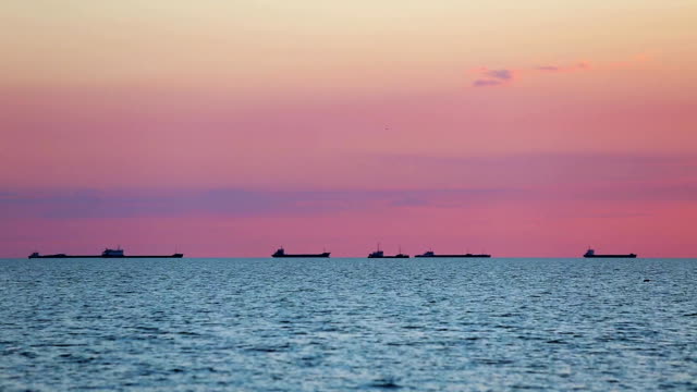 Schiffe-im-Meer-bei-Sonnenuntergang