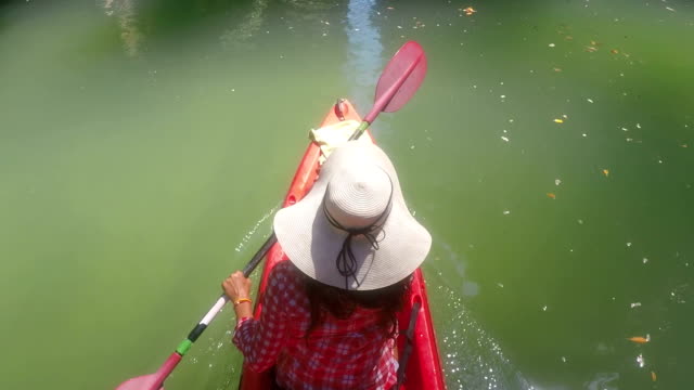 Ángulo-superior-visión-de-mujer-de-kayak-en-Laguna-acción-cámara-POV-de-niña-remando-en-Kayak-barco