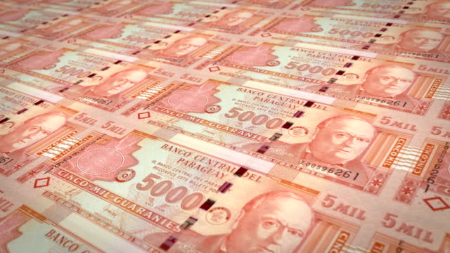 Banknoten-der-fünftausend-paraguayischen-Guaraní-in-Paraguay,-Bargeld,-Schleife