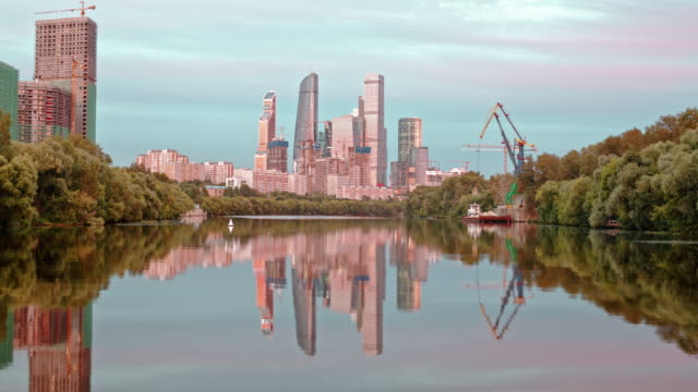 Hyperlapse-Blick-auf-die-Stadt-Moskau-vom-Boot