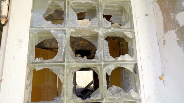Zerbrochenes-Glas-Fenster-auf-die-Hausruine