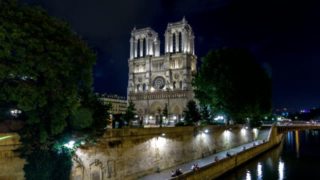 Hyperlapse-timelapse-de-noche-vista-de-Notre-Dame-de-París,-Francia