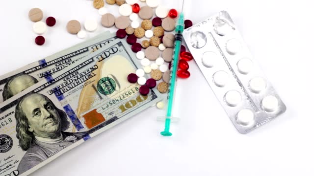 El-concepto-de-tratamiento-costoso,-píldoras-y-dólares