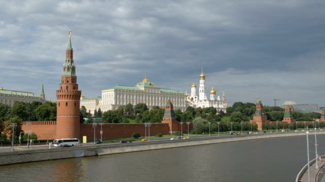 Wide-view-of-the-Kremlin-and-a-river-in-the-summer---Moscow,-Russia
