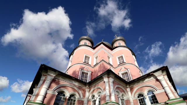 Donskoj-Kloster.-Mittelalterliche-russische-Kirchen-auf-dem-Gebiet--Kloster-wurde-1591-gegründet-und-war-früher-eine-Festung.-Moskau,-Russland