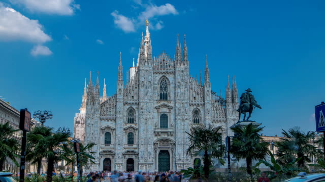 The-Duomo-cathedral-timelapse-with-palms-and-monument.-Front-view-with-people-walking-on-square