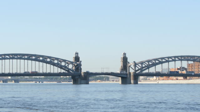 Peter-die-große-Brücke-auf-der-Newa-in-der-Sommer---St-Petersburg,-Russland