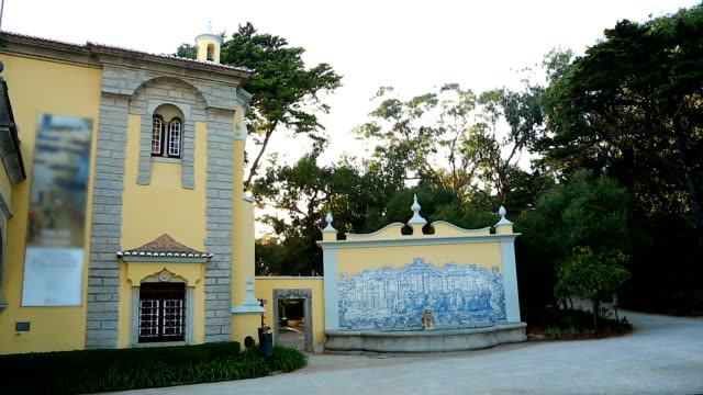 Schöne-Gebäude-geschmückt-mit-Bildern-aus-blauen-Fliesen,-Tourismus-in-Portugal