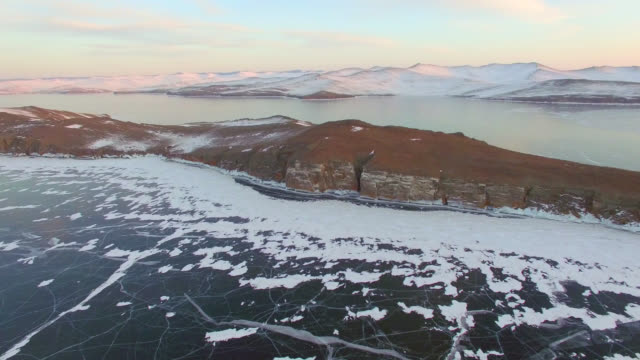 Encuesta-de-4-K.-de-antena-desde-el-aire.-Invierno.-Lago-Baikal.-Pequeño-mar.