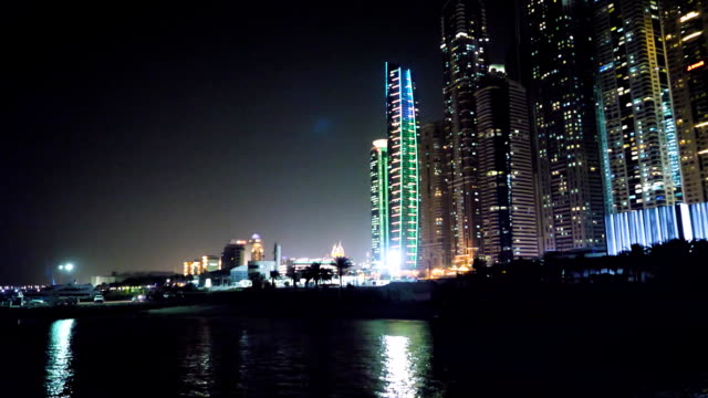 Dubai-downtown-nachts-spiegelt-sich-im-Wasser.-Stadt-bei-Nacht,-Panorama-Szene-der-Stadt-spiegelt-sich-im-Wasser,-Dubai.-Dubai-downtown-in-der-Nacht-mit-Spiegelung-im-Wasser,-modernes-Design-auf-die-Neustadt
