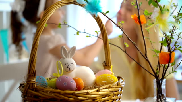 ¡Feliz-Pascua-de-resurrección!-Madre-y-su-hija-tener-diversión-y-pintura-de-caras-de-conejos-de-otros