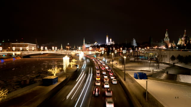 Kreml-und-Roter-Platz-Blick-in-der-Nacht-von-Soaring-Brücke-im-Zarjadje-Park