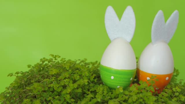 Huevos-de-Pascua-con-orejas-de-conejo.