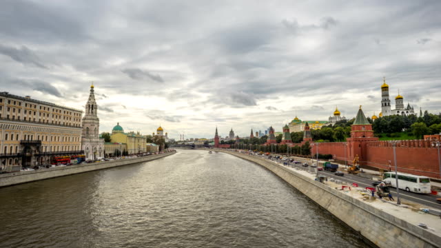 Moscow,-Russia---circa-August,-2016:-Moscow-River-and-Kremlin,-time-lapse