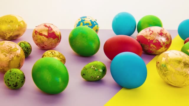 Huevos-de-Pascua-se-encuentran-en-un-fondo-amarillo-y-rosado-claro.
