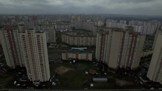 Imágenes-de-Aerial-drone-de-gris-área-urbana-distópica-con-casas-idénticas