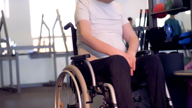 Gesamtansicht-des-behinderten-Menschen-im-Rollstuhl-Aufwärmen-vor-dem-Training.