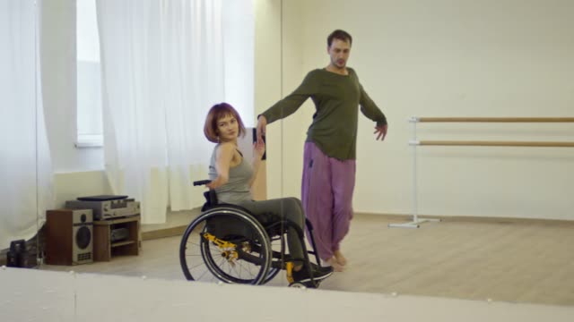 Mujer-parapléjico-en-silla-de-ruedas-toma-lección-de-baile