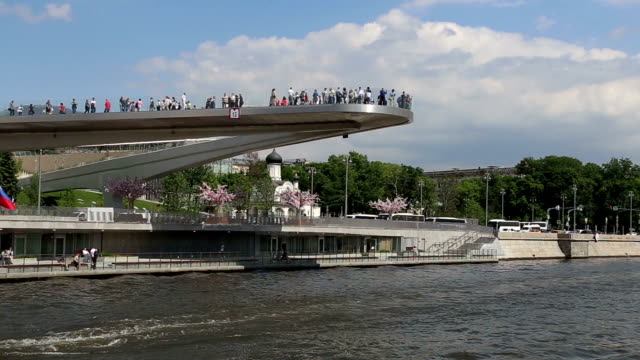 Schwimmende-Brücke-von-Zarjadje-Park-am-Moskvoretskaya-Ufer-des-Moskwa-Flusses-in-Moskau,-Russland.-Aufnahmen-aus-einem-Ausflugsschiff-tourist