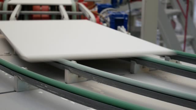 Fabrik-zur-Herstellung-von-modernen-Keramikfliesen-auf-Förderband