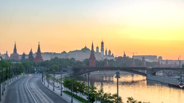 Noche-de-skyline-de-la-ciudad-de-Moscú-a-día-amanecer-timelapse-en-la-Plaza-del-Kremlin-Palacio-rojo-y-el-río-Moscova,-Moscú-Rusia-4K-Time-Lapse