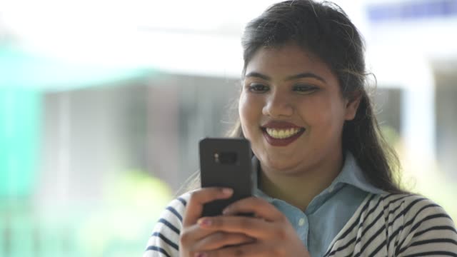 Junge-übergewichtige-schöne-indische-geschäftsfrau-in-den-Straßen-im-freien