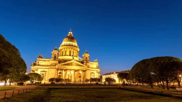 Día-de-San-Petersburgo-Isaac-Cathedral-de-San-a-noche-timelapse,-lapso-de-tiempo-de-4K-de-San-Petersburgo-Rusia