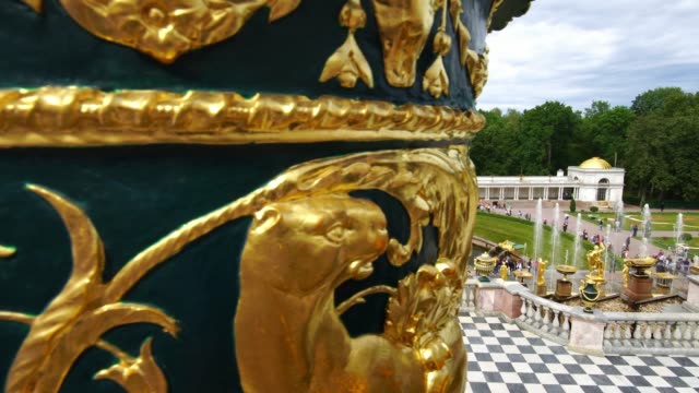 Kamerafahrt-zeigen-große-Palast-Kaskade-und-Samson-Brunnen-in-Peterhof,-Sankt-Petersburg,-Russland
