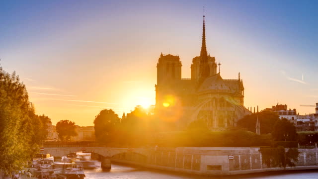 Rückansicht-der-Kathedrale-Notre-Dame-De-Paris-bei-Sonnenuntergang-mit-Sonne-in-den-Frame-Zeitraffer