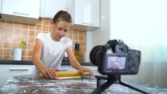 Junge-vloggerin-Aufzeichnung-von-video-Content-für-Foodblog-Teig-mit-Nudelholz