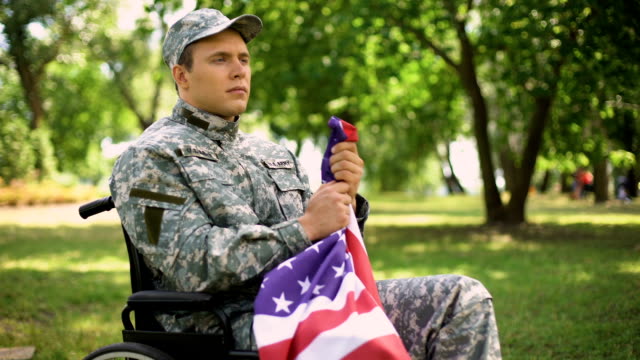 Veteranos-americanos-discapacitados-poner-bandera-a-recordar-guerra,-fe-y-orgullo-de-corazón