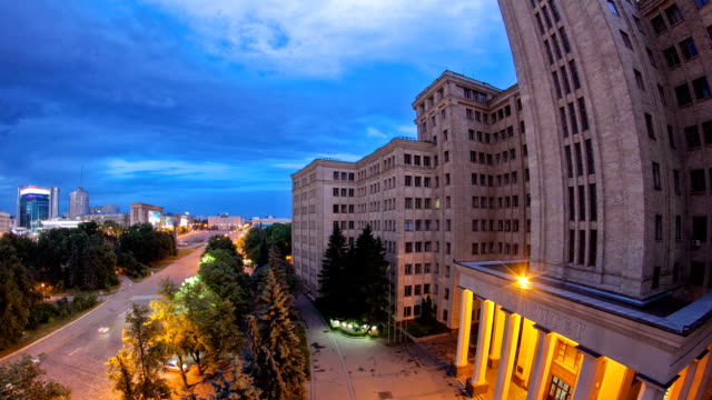 El-edificio-de-Karazin-Kharkiv-nacional-día-Universidad-noche-timelapse-hyperlapse