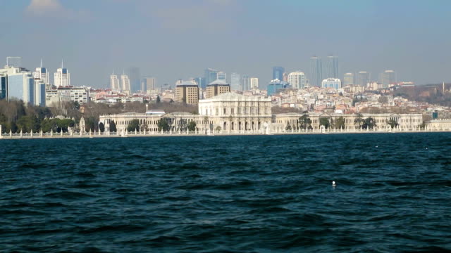 Hervorragende-Vision-vom-Boot-segeln-am-Chiragan-Palast,-Kreuzfahrt-Bosporus-in-der-Türkei