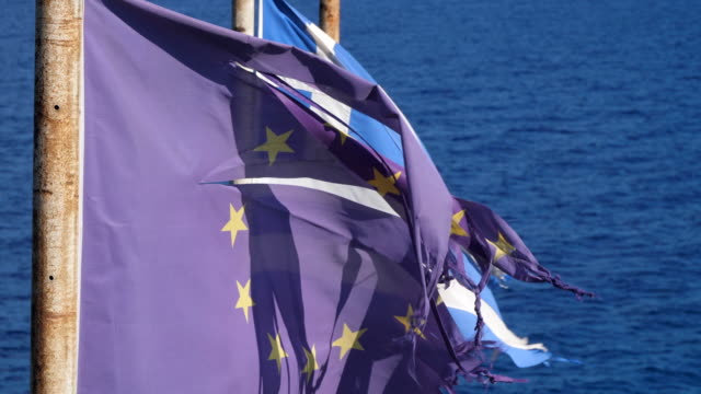 Griechischen-eine-EU-Flagge-hautnah
