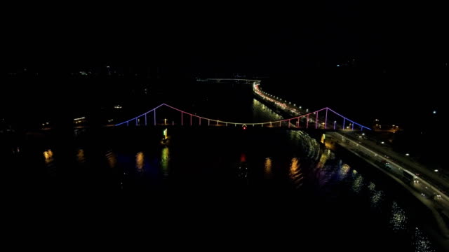 Luftaufnahme-von-Drohne:-Draufsicht-der-Nacht-Promenade-mit-Brücken-und-Autos.