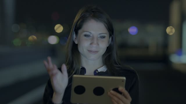 Alegre-joven-mujer-caucásica-de-navegar-por-internet-en-una-tableta-digital