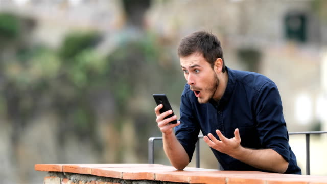 Surprised-man-finding-content-on-a-smart-phone
