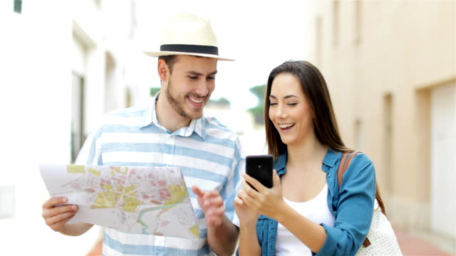 Paar-von-Touristen-zu-Fuß-vergleichen-Handy-und-Karte