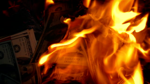 Pila-de-billetes-de-un-dólar-quema