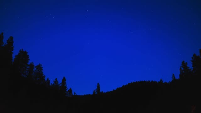 Dunkelblauen-Himmel-wendet-sich-an-schwarzen-Sternennacht