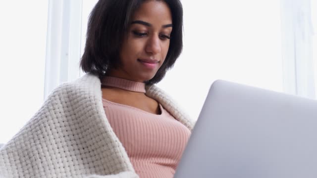 Teenager-Mädchen-mit-laptop