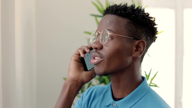 Hübscher-afro-amerikanische-junger-Mann-mit-Smartphone-sprechen.