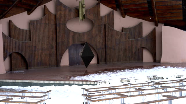 UFO-in-verlassene-Stadt-Amphitheater,-unbekannte-Form,-futuristische-Objekt-gesichtet